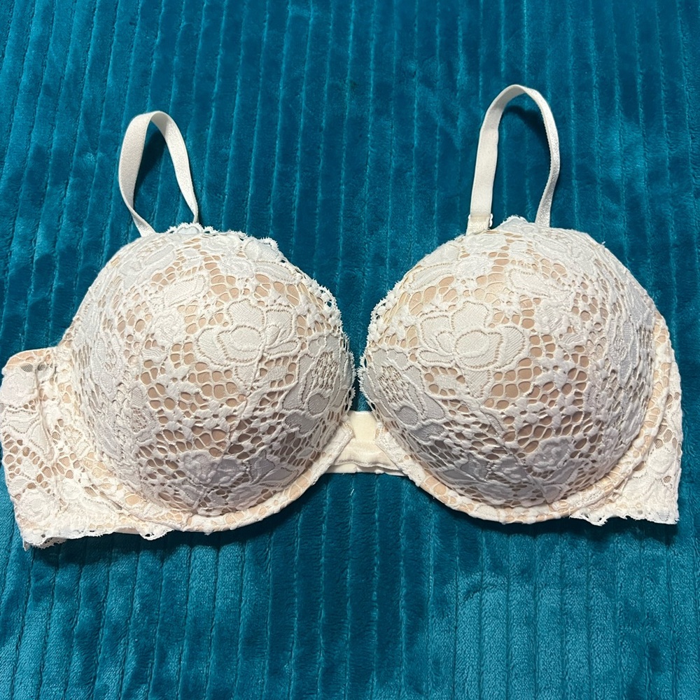 Victoria’s Secret Bombshell Elegant Lace Bra in Cream